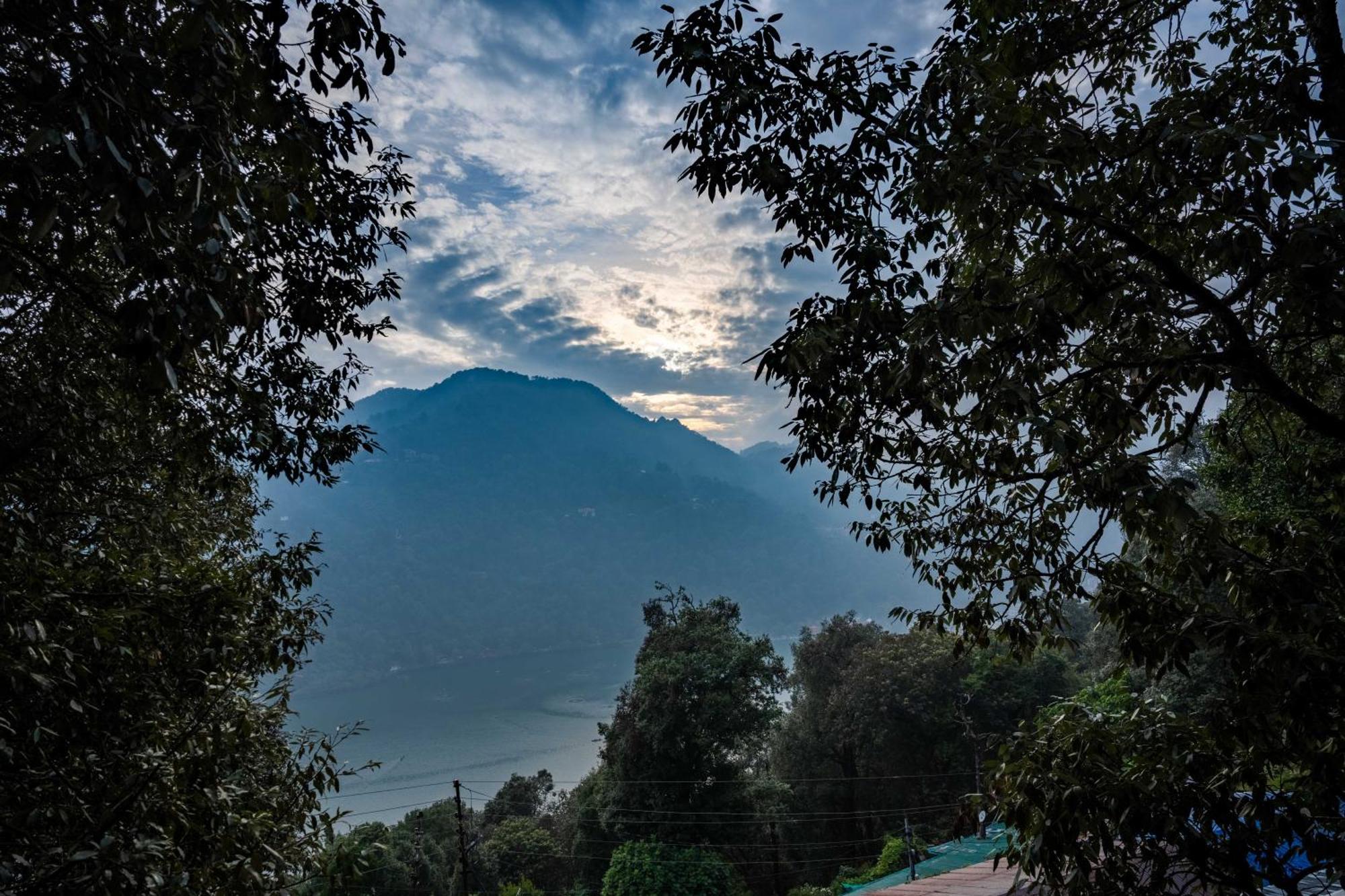 The Whispering Oaks Hotel Nainital Exterior photo